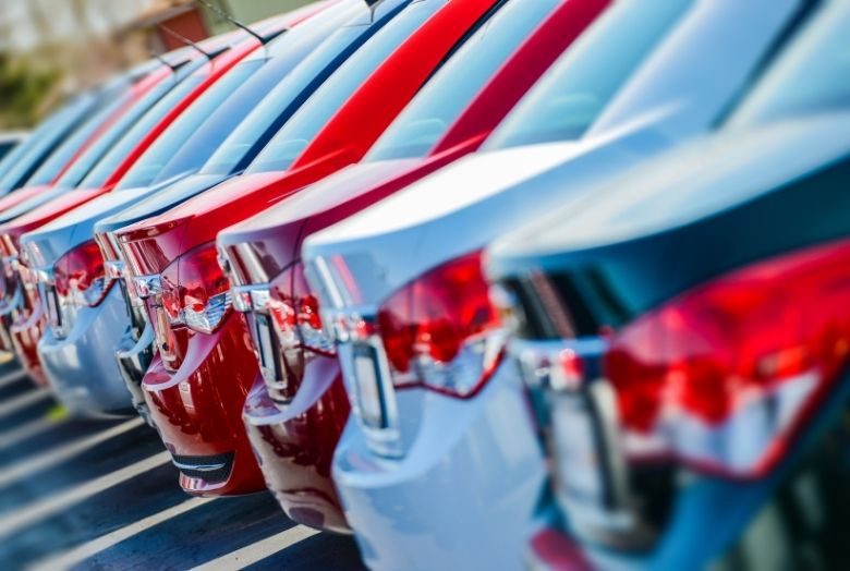várias traseiras de veículos enfileirados