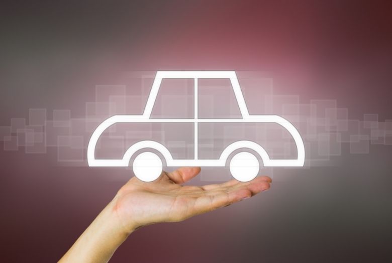 desenho do contorno de um carro sendo apoiado por uma mão