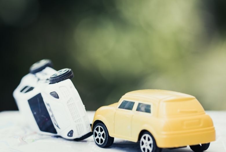 Dois carros em miniatura simulando um acidente.