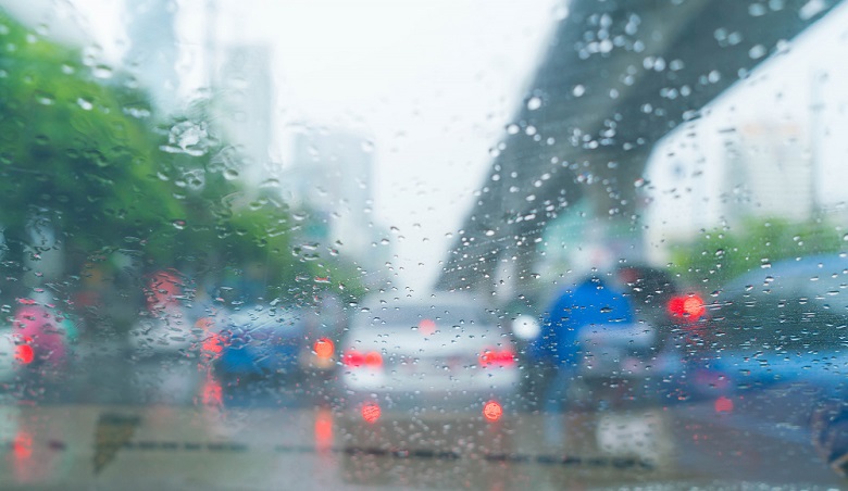 13 coisas que você precisa saber para dirigir na chuva com segurança